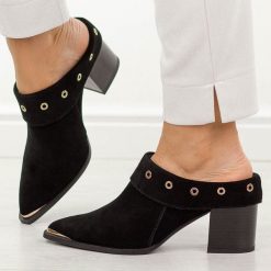 Czarne skórzane klapki damskie na obcasie mule DiA 3059. Czarne klapki damskie DiA, bez wzorów, z jeansu, bez obcasa, na obcasie. W wyprzedaży za 368.72 zł.