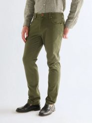 MESKIE SPODNIE WRANGLER GREENSBORO DEEP DEPTHS 112378997. Spodnie materiałowe męskie Wrangler, bez wzorów, z jeansu. Za 189.99 zł.
