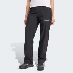 Dwuwarstwowe spodnie przeciwdeszczowe Terrex Multi Climaproof. Czarne spodnie materiałowe damskie Adidas, bez wzorów, sportowe. Za 479.00 zł.