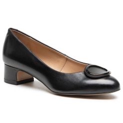 Półbuty Wojas. Czarne półbuty damskie Wojas, bez wzorów, bez obcasa, na obcasie. Za 259.99 zł.