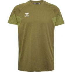 Koszulka Hummel Travel. Zielone t-shirty sportowe męskie HUMMEL, bez ramiączek, do piłki nożnej. Za 108.95 zł.
