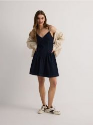 Jeansowa sukienka mini - granatowy. Niebieskie sukienki damskie Reserved, l, bez wzorów, z bawełny, bez kołnierzyka, bez ramiączek, mini, rozkloszowane. Za 159.99 zł.