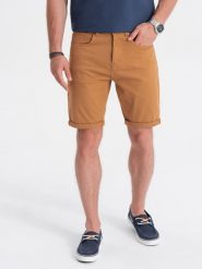 Szorty męskie CHINO - camel V17. Brązowe szorty męskie Ombre Clothing, z bawełny, bez kołnierzyka. W wyprzedaży za 39.99 zł.