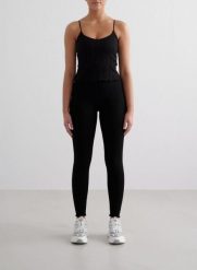 Damskie legginsy bezszwowe, z wysokim stanem, odprowadzające pot Tulip czarne. Czarne legginsy damskie Aim'n, s, bez wzorów, z dzianiny. Za 253.50 zł.