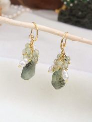 L'Atelier de Gaia Pozłacane kolczyki z prehnitami i perłami rozmiar: onesize. Białe kolczyki damskie L'Atelier de Gaia, z perłą, pozłacane, z zapięciem typu bigiel. Za 56.99 zł.