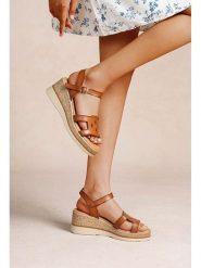 Foreverfolie Sandały w kolorze jasnobrązowym na koturnie rozmiar: 40. Brązowe sandały damskie Foreverfolie, bez wzorów, bez obcasa, na koturnie. Za 117.99 zł.