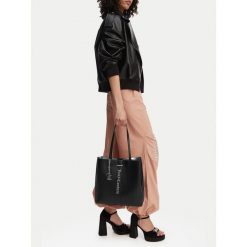 Torebka Juicy Couture. Czarne torebki klasyczne damskie Juicy Couture, bez wzorów, bez dodatków. Za 319.99 zł.