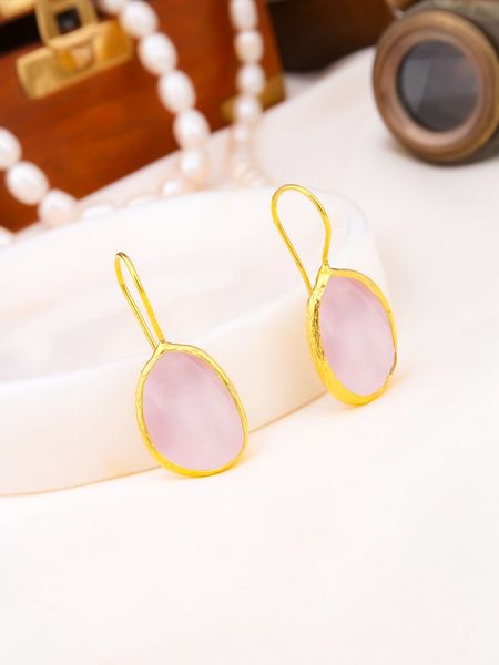 L'Atelier de Gaia Pozłacane kolczyki z kwarcem różowym rozmiar: onesize. Różowe kolczyki damskie L'Atelier de Gaia, z kwarcem, pozłacane, z zapięciem typu bigiel. Za 69.75 zł.