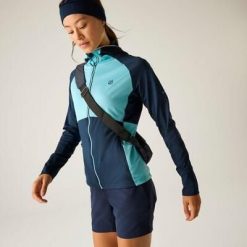 Damska bluza Evolving III z kapturem, elastyczna, w blokach kolorów. Niebieskie bluzy z kapturem damskie Dare 2b, z elastanu. Za 379.99 zł.