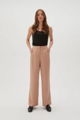 Eleganckie spodnie w kant jasnobrązowe. Brązowe spodnie materiałowe damskie MOODO, bez wzorów, z elastanu, eleganckie. Za 129.99 zł.