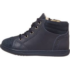 Skórzane buty w kolorze granatowym do nauki chodzenia. Niebieskie buciki dla niemowląt Primigi, bez zapięcia. W wyprzedaży za 145.95 zł.