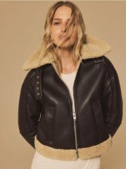 Kurtka z imitacji skóry - ciemnobrązowy. Brązowe kurtki damskie Reserved, l, bez wzorów, ze skóry, bez kaptura. W wyprzedaży za 159.99 zł.