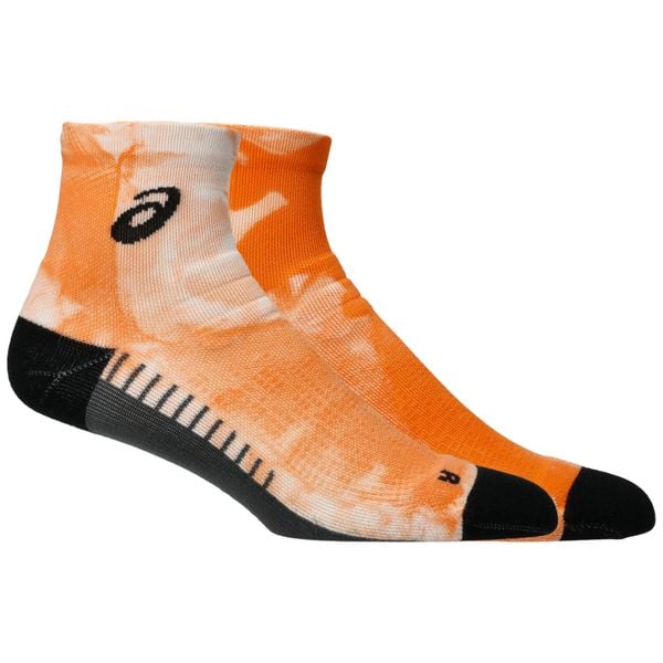 Skarpetki sportowe dla dorosłych Performance Run Quarter Sock. Brązowe skarpetki damskie Asics, bez wzorów, z materiału. Za 69.99 zł.