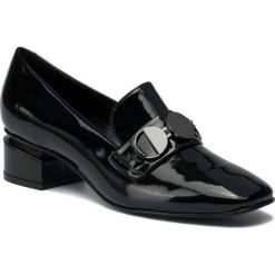 Półbuty SOLO FEMME - 57703-01-B48/000-04-00 Czarny. Czarne półbuty damskie Solo Femme, bez wzorów, z lakierowanej skóry, eleganckie, bez obcasa, na obcasie. Za 349.00 zł.