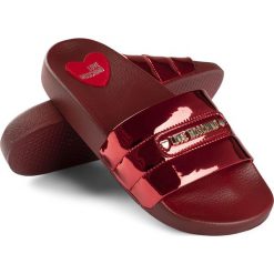 Klapki Love Moschino. Czerwone klapki damskie Love Moschino, bez wzorów, bez obcasa. Za 209.00 zł.