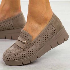 Khaki ażurowe zamszowe mokasyny damskie na koturnie Potocki 12608. Brązowe czółenka damskie POTOCKI, w ażurowe wzory, z jeansu, bez obcasa, na koturnie. Za 169.00 zł.
