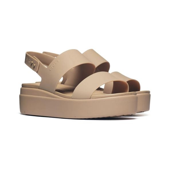 Damskie sandały Crocs BROOKLYN LOW WEDGE W 206453-2NC. Brązowe sandały damskie Crocs, bez wzorów, z materiału, bez obcasa. Za 278.91 zł.