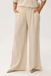 Przewiewne spodnie Santorini Beige z domieszką lnu PLUS SIZE OVERSIZE XXL WIOSNA LATO. Brązowe spodnie materiałowe damskie Moda Size Plus Iwanek, bez wzorów, z koronki, biznesowe, plus size. Za 259.90 zł.
