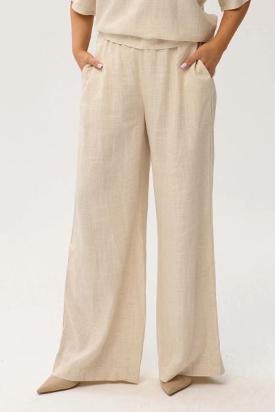 Przewiewne spodnie Santorini Beige z domieszką lnu PLUS SIZE OVERSIZE XXL WIOSNA LATO. Brązowe spodnie materiałowe damskie Moda Size Plus Iwanek, bez wzorów, z koronki, biznesowe, plus size. W wyprzedaży za 207.90 zł.