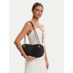 Torebka Guess. Białe torebki klasyczne damskie Guess, z aplikacjami, bez dodatków. Za 387.99 zł.