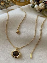 Luseera Pozłacany naszyjnik z zawieszką - dł. 45 cm rozmiar: onesize. Brązowe naszyjniki damskie Luseera, pozłacane. Za 39.99 zł.