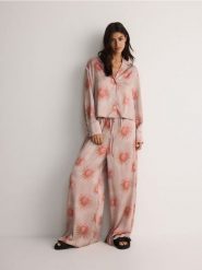 Wzorzyste spodnie - beżowy. Brązowe spodnie materiałowe damskie Reserved, bez wzorów, z tkaniny. W wyprzedaży za 49.99 zł.