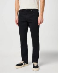 MESKIE SPODNIE WRANGLER REGULAR BLACK RINSE 112125980. Czarne spodnie materiałowe męskie Wrangler, bez wzorów, z jeansu. Za 159.99 zł.
