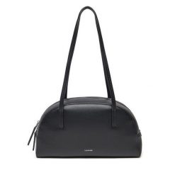 Torebka Calvin Klein. Czarne torebki klasyczne damskie CALVIN KLEIN, bez wzorów, bez dodatków. Za 379.99 zł.