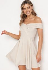 Beżowa Sukienka z Hiszpańskim Dekoltem o Rozkloszowanym Fasonie Vilenia. Brązowe sukienki damskie Born2be, na co dzień, l, bez wzorów, eleganckie, bez kołnierzyka, bez ramiączek, mini, rozkloszowane. W wyprzedaży za 87.99 zł.