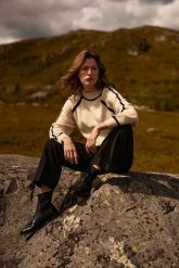 Sweter z półgolfem beżowy. Brązowe swetry klasyczne damskie MOODO, l, z poliamidu, bez kołnierzyka. Za 149.99 zł.