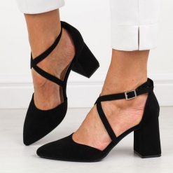 Czarne zamszowe sandały damskie na słupku z zakrytymi palcami i pietą Sergio Leone Sk840. Czarne sandały damskie Sergio Leone, bez wzorów, ze skóry, bez obcasa, na słupku. W wyprzedaży za 147.87 zł.