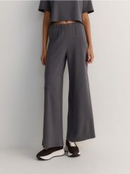 Spodnie wide leg - ciemnoszary. Szare spodnie materiałowe damskie Reserved, bez wzorów, z dzianiny. W wyprzedaży za 79.99 zł.