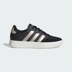 Buty Barreda. Białe obuwie treningowe damskie Adidas, na fitness i siłownię. W wyprzedaży za 250.75 zł.