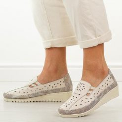 Beżowe przewiewne skórzane półbuty damskie na koturnie T.Sokolski W26-275. Brązowe czółenka damskie Sokolski, w ażurowe wzory, ze skóry, klasyczne, bez obcasa, na koturnie. W wyprzedaży za 161.10 zł.