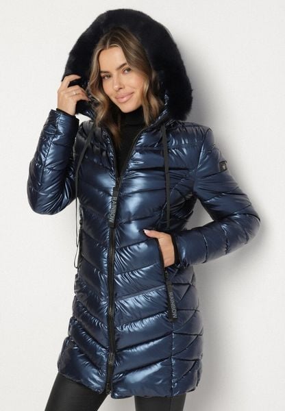 Granatowa Pikowana Kurtka o Taliowanym Kroju z Kapturem z Futerkiem Naleanna. Niebieskie kurtki damskie Born2be, m, bez wzorów, z dzianiny, z kapturem. Za 209.99 zł.