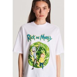 Koszulka rick and morty - Biały. Białe t-shirty damskie Cropp, l, bez wzorów, bez kołnierzyka. Za 49.99 zł.