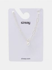 Naszyjnik z zawieszką z błyszczącym wykończeniem - srebrny. Szare naszyjniki damskie Sinsay, srebrne. Za 12.99 zł.