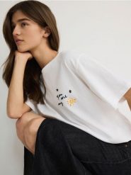 T-shirt boxy z nadrukiem - złamana biel. T-shirty damskie Reserved, l, bez wzorów, z bawełny, bez kołnierzyka. W wyprzedaży za 25.99 zł.