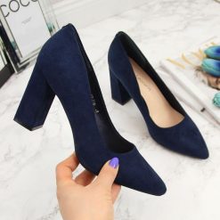 Czółenka na słupku zamszowe granatowe Sergio Leone. Czółenka damskie Sergio Leone, bez wzorów, ze skóry ekologicznej, bez obcasa, na słupku. Za 129.99 zł.