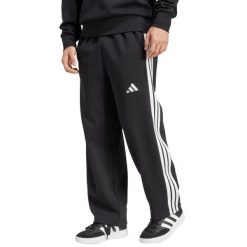 Spodnie męskie adidas Essentials Three Stripes Fleece Wide Leg. Czarne spodnie dresowe męskie Adidas, bez wzorów, z bawełny. Za 171.99 zł.