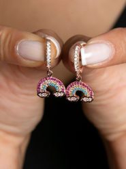 Lodie Silver Srebrne kolczyki-kreole z cyrkoniami rozmiar: onesize. Szare kolczyki damskie Lodie Silver, z cyrkonią, srebrne. Za 133.95 zł.