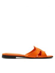Guess Klapki FLGCIA LEA19 Pomarańczowy. Brązowe klapki damskie Guess, z aplikacjami, ze skóry, bez obcasa. Za 269.99 zł.