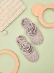 Kapcie - beżowy. Brązowe kapcie damskie Sinsay. Za 25.99 zł.