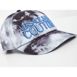 Czapka z daszkiem damska VERSACE JEANS COUTURE. Czapki z daszkiem damskie Versace Jeans Couture, bez wzorów, z jeansu. W wyprzedaży za 303.20 zł.