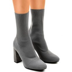 Szare botki na słupku QQ08. Szare botki damskie ButyModne, z materiału, eleganckie, za kostkę, bez obcasa, na słupku, bez zapięcia. Za 79.00 zł.