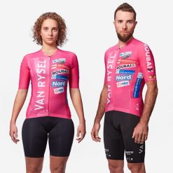 Koszulka rowerowa szosowa Van Rysel Replica ROUBAIX. Czerwone t-shirty sportowe męskie VAN RYSEL, l, z elastanu, bez ramiączek, rowerowe. Za 299.99 zł.