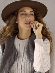 Sweter z domieszką wełny i ażurowym splotem - kremowy. Białe swetry klasyczne damskie Sinsay, l, z wełny, bez kołnierzyka. Za 49.99 zł.