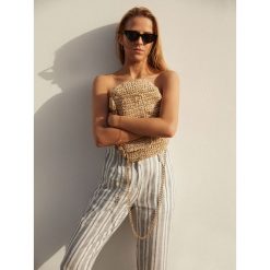 LNIANE SPODNIE W MODNY PRĄŻEK Z WIĄZANIEM W STYLU JESSICA MERCEDES. Białe spodnie materiałowe damskie TOP SECRET, bez wzorów, eleganckie. W wyprzedaży za 59.99 zł.