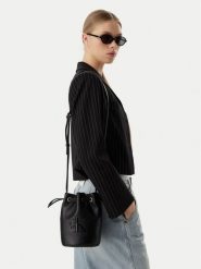 Calvin Klein Torebka Bold Ck Small LV04F3640G Czarny. Czarne torebki klasyczne damskie CALVIN KLEIN, bez wzorów, ze skóry, bez dodatków. Za 409.99 zł.