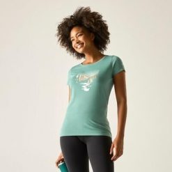 Damska koszulka z krótkim rękawem i grafiką w stylu „breezed”. Niebieskie t-shirty damskie Regatta, m, bez wzorów, z bawełny, bez kołnierzyka. Za 58.99 zł.
